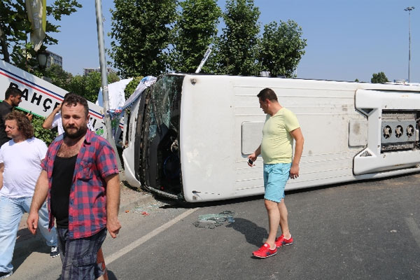 İstanbul’da yolcu minibüsü devrildi