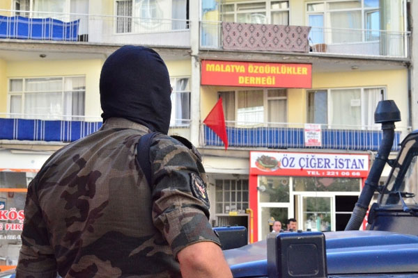 İki ilde şafak operasyonu: 30 gözaltı