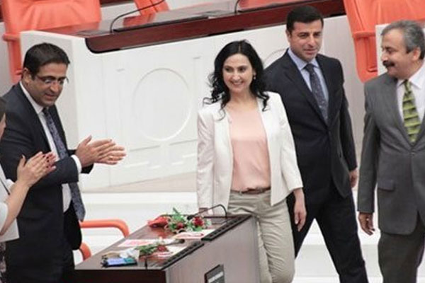 HDP'li 80 vekilden çarpıcı karar