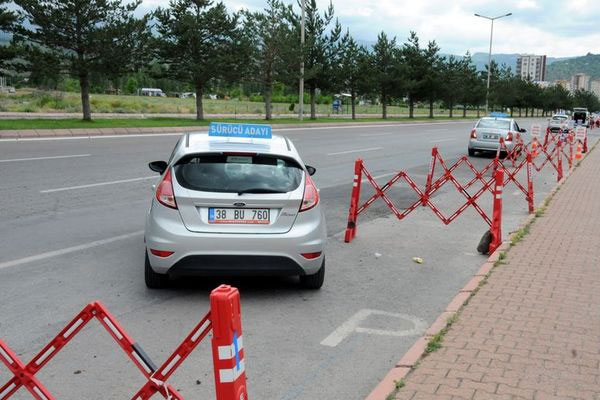 Ehliyette geri parka takıldılar