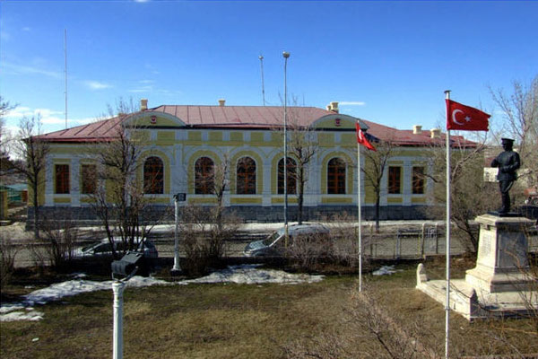 Valilik önünde bomba alarmı