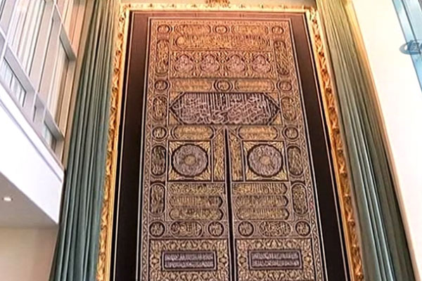Kâbe örtüsü temizlenip yerine konuldu