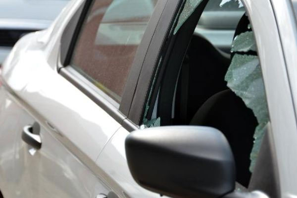 Arabadan 400 bin dolar çalındı