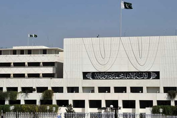 Pakistan, İngilizceyi resmi dillerden çıkarıyor