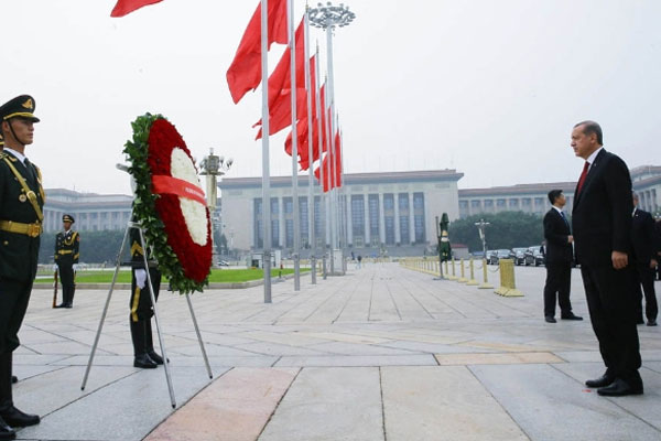 Erdoğan'dan ’Halkın Kahramanları Anıtına’ çelenk