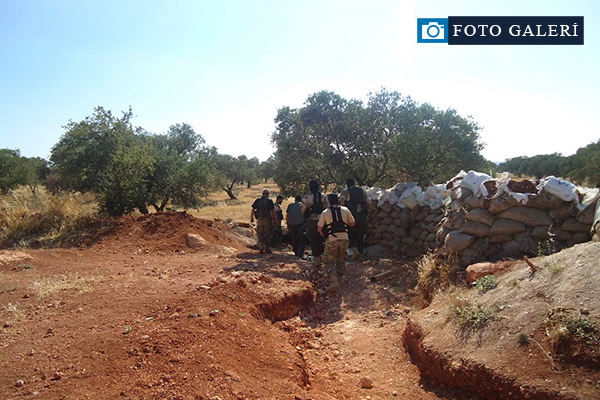 Muhalifler o köyü kuşattı