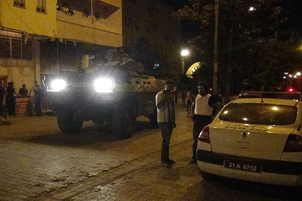 Diyarbakır'da polis aracına saldırı
