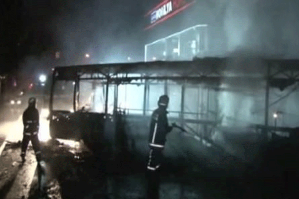 Ataşehir'de otobüsü yaktılar