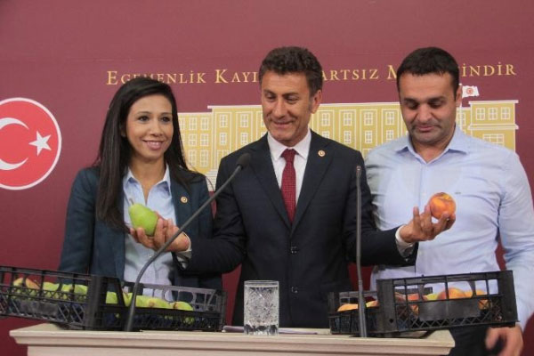 Meclis’te meyveli protesto