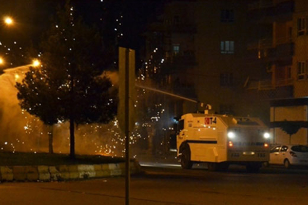 İzinsiz gösteriye polis engeli