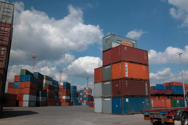 Dış ticaret açığı azaldı