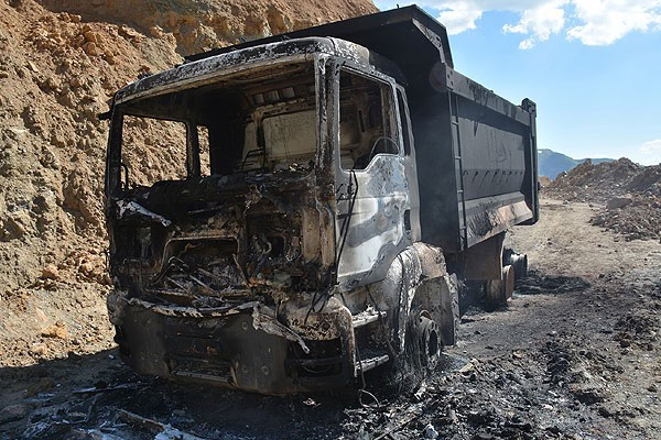 Bitlis'te 3 araç yakıldı