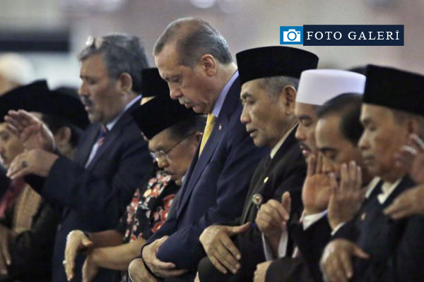 Erdoğan Endonezya'da Cuma namazı kıldı