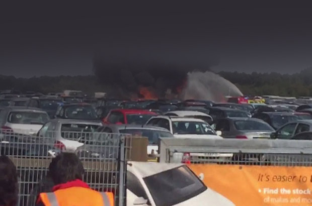 Araba pazarına uçak düştü