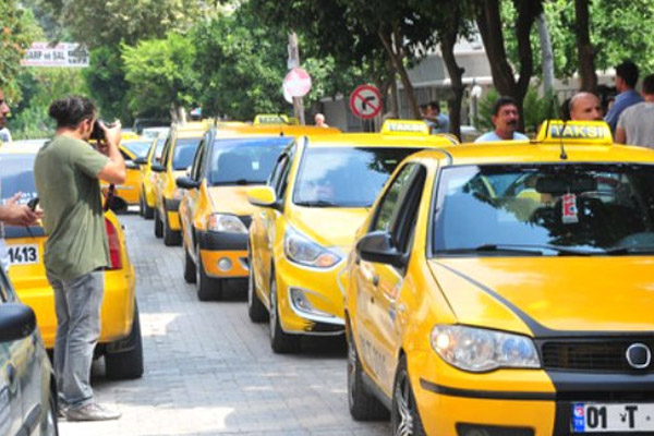 Taksici boğazı kesilerek öldürüldü