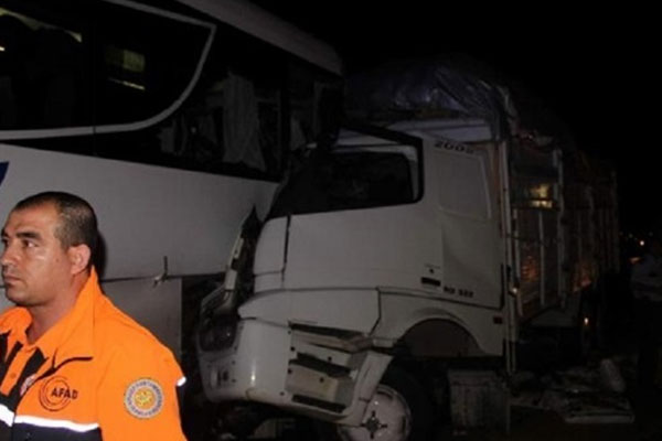 Feci trafik kazası: 16 yaralı