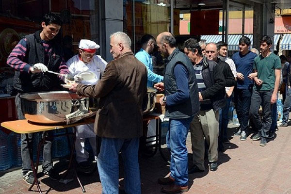 500 kişiye yemek dağıtıyorlar