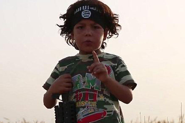 4 yaşındaki çocuğa akıl almaz infaz eğitimi