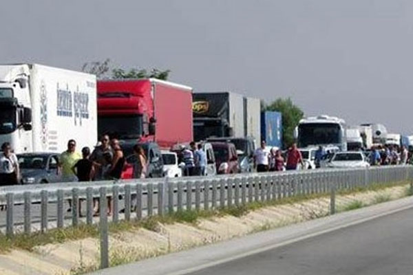 Kaza sonucu kilometrelerce kuyruk oluştu