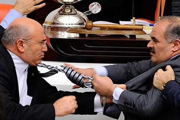 Parmak kıran AK Partili vekile ceza