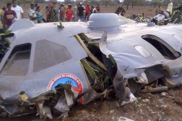 Kolombiya'da askeri uçak düştü