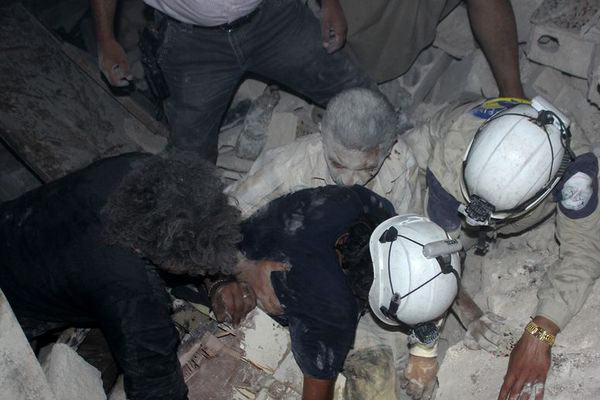 Halep'e varil bombası yağdı