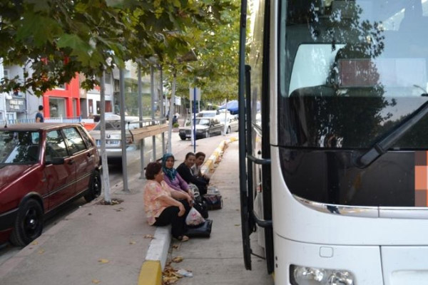 Yolcular sabaha kadar bekledi