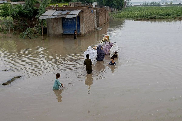 Pakistan'da sel 140 can aldı