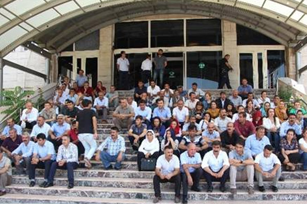 HDP'lilerden oturma eylemi