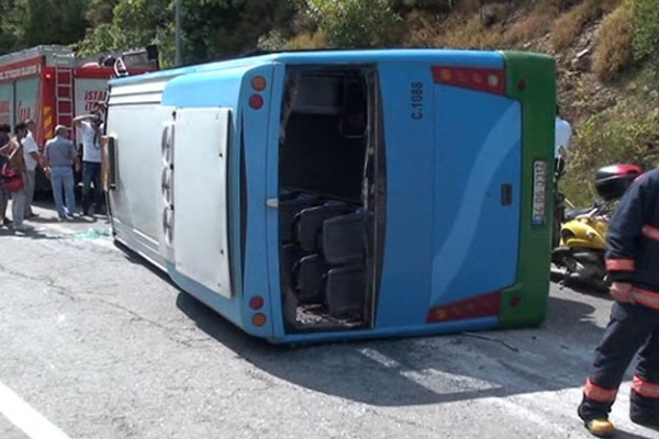 İstanbul'da halk otobüsü devrildi