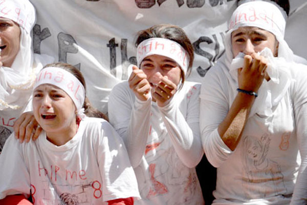 Ezidi kadınlar çığlıklar atarak izlediler