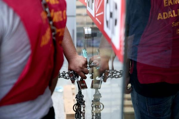 CHP İl Başkanlığı önünde zincirli eylem