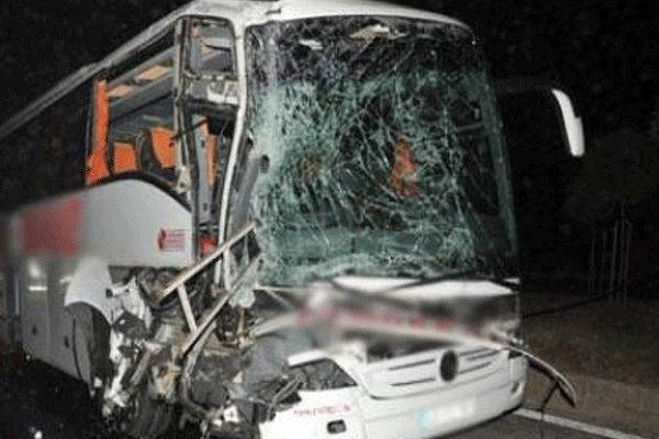 Yolcu otobüsü tıra çarptı