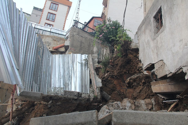 Duvar çöktü: İki bina tahliye edildi