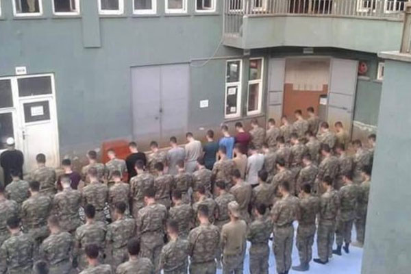 Kışlada sabah namazı büyük ilgi gördü