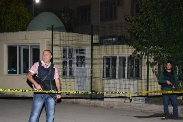 Adana’da 2 polis karakoluna saldırı