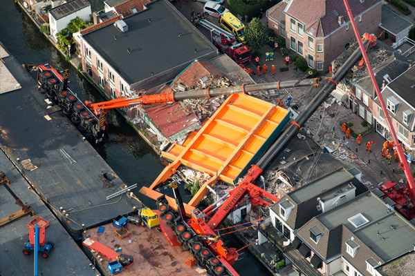 Hollanda'da evlerin üzerine vinç devrildi