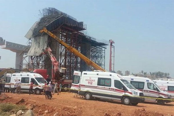 İskele çöktü, işçiler enkaz altında