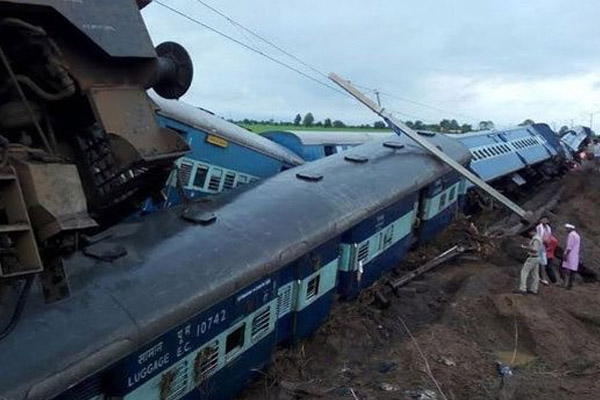 Hindistan'da tren kazası: 27 ölü