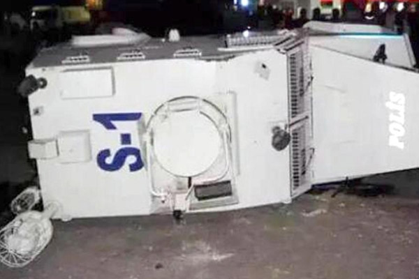 Diyarbakır'da zırhlı polis aracı devrildi