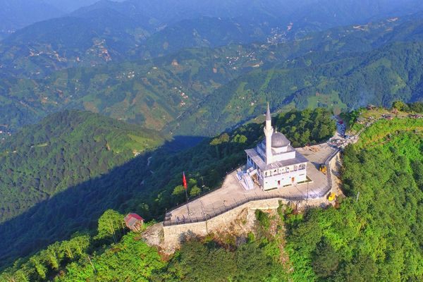 Kıble Dağı Camisi bitti