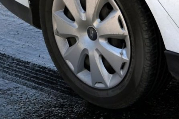 Mersin'de sıcaklar asfalt eritti