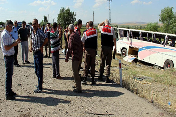 Otobüs devrildi: 33 yaralı