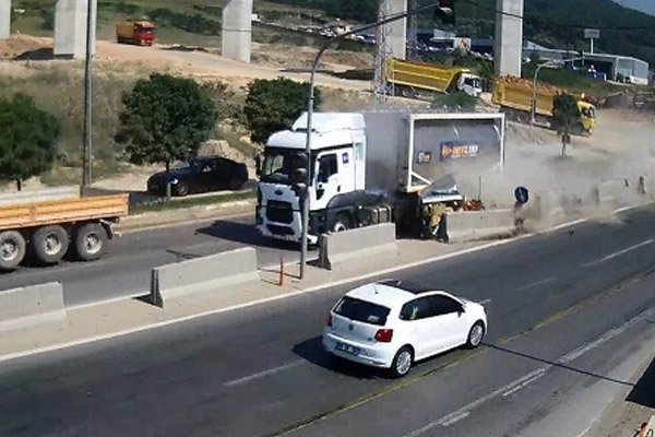 TIR otomobili metrelerce sürükledi