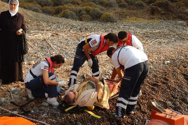 Kaçak göçmenler ölümden döndü