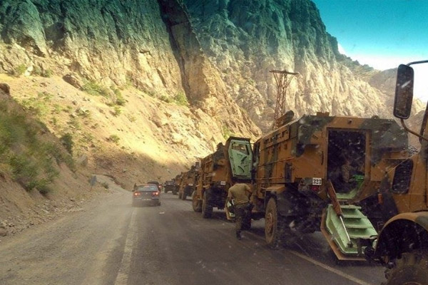 Patlayıcı döşemeye çalışırken havaya uçtu