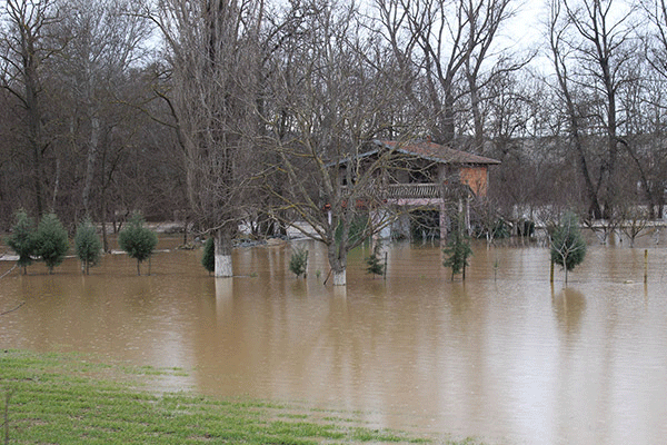 Makedonya'da sel  can aldı