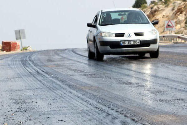 Sıcak asfalt eritti