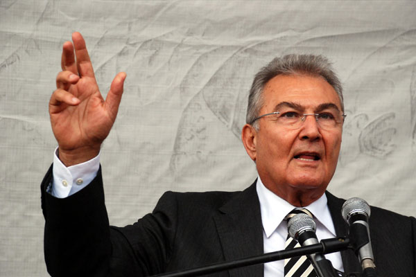 Hırsızlar Deniz Baykal'ı soydu