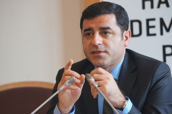 'Davutoğlu istiyor, Erdoğan izin vermiyor'